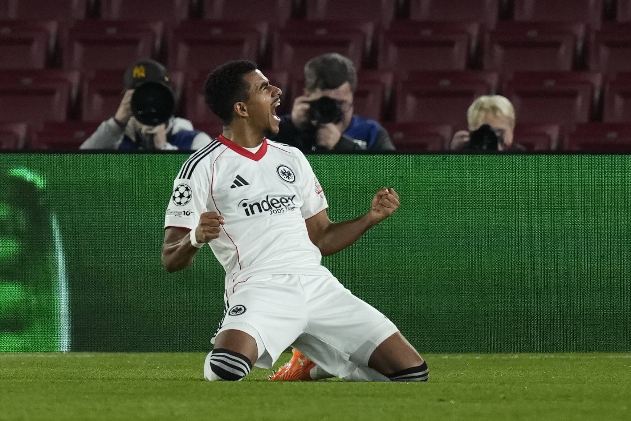 今夜欧冠传出新动向；法兰克福篮板制胜；管理层表态：压力陡增；数据趋势出现新变化